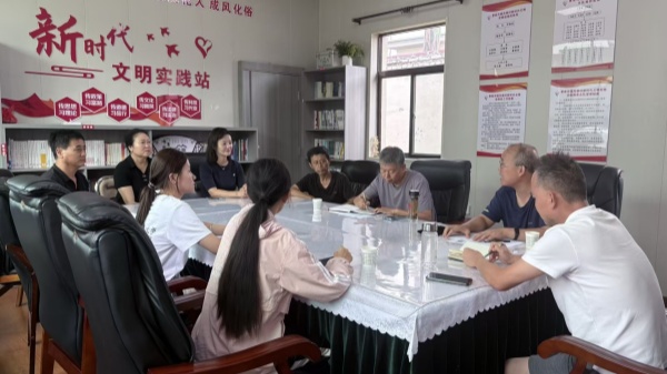 图2 团队与凤柳村村委会进行交谈.jpg