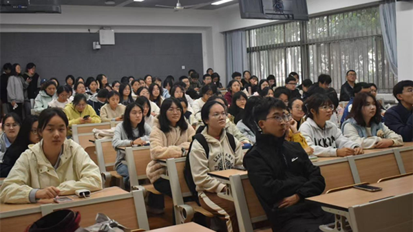 图为同学们 认真观影_副本.png