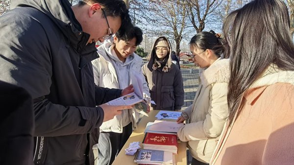 图为同学们在奖品核兑处凭印章兑换纪念品_副本.png