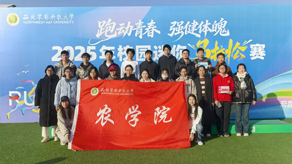 图为部分参赛人员与志愿者合影_副本.png