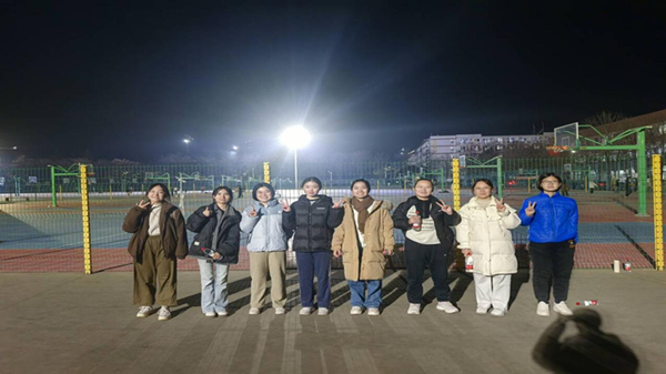 图为女生训练后合影_副本.png