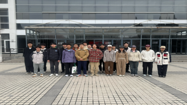 图为“整理方寸车影,躬行校园温情——生物育种2501班班级实践活动”班级合_副本.png