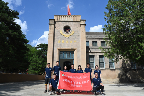 4f29c59eb06e4f5fbe2fceaebea056c2.jpg 同学们在中央大礼堂前合影.JPG