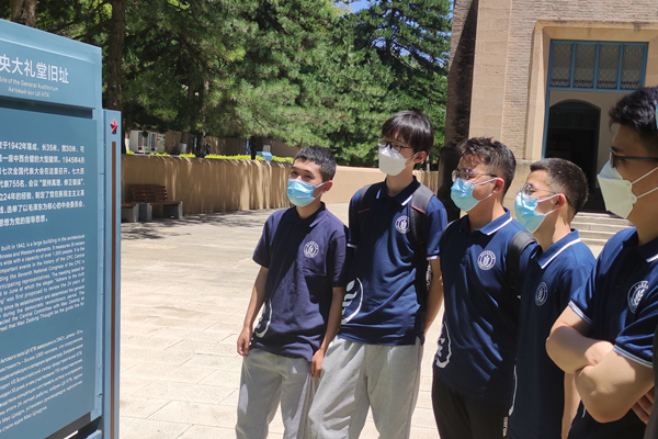 74dda19a3c624422a570ac2be1375f7c.jpg 队员们正认真学习中央大礼堂的相关知识_副本.jpg