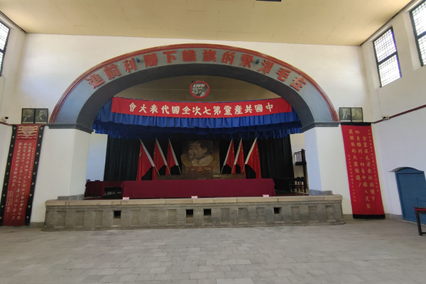 8034bcf57a4546ffbdd5498fb38cc3bd.jpg 大礼堂内中共七大时的场景_副本.jpg