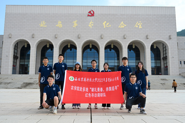 97e7f0a646414b1cae8309d7f377311f.jpg 实践团队在延安革命纪念馆门前合影.jpg