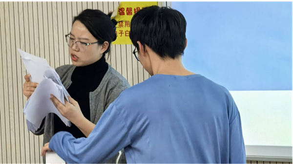 图为老师耐心解答同学的疑问_副本.png
