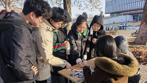 图为“历史回眸”摊位,同学们辨认历史人物_副本.png