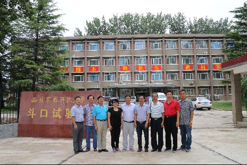张教授与金沙官网专家参观合影